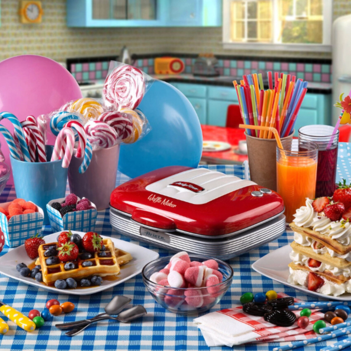 Waffle makinesiyle hazırlanmış renkli bir parti sofrası
